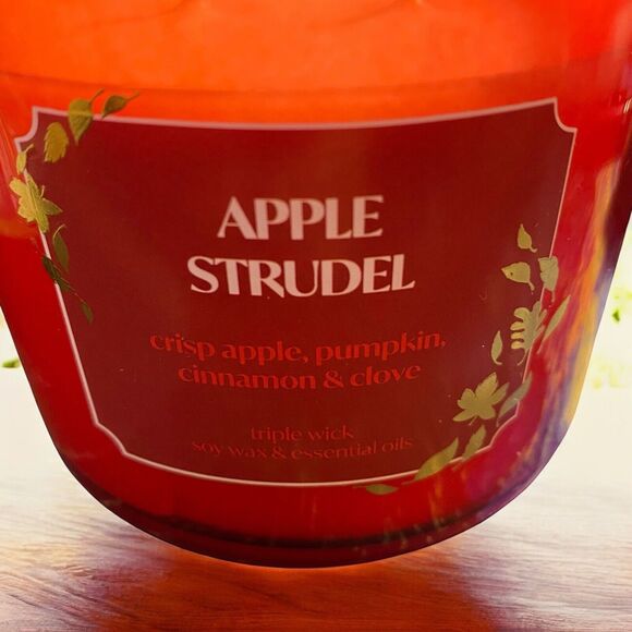 Distant Lands Apple Strudel 3-Wick 14 Oz. Wax Candle NEW - Picture 2 of 5